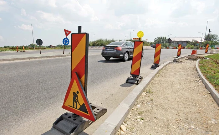 
    Indicatoarele arată că drumul este încă în lucru şi sunt restricţii de vitezăFoto: Sever Gheorghe  