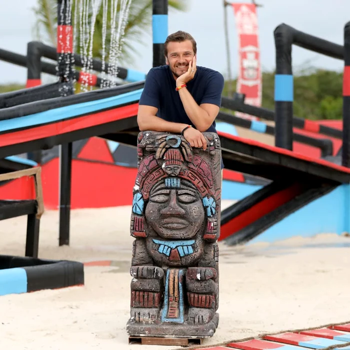 
    Dan, fericit  alături de  frumoasa  lui familie  