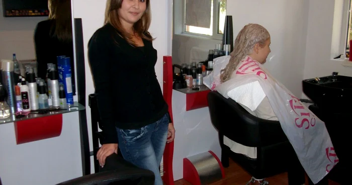 Corina Gărgăun conduce un salon de înfrumuseţare