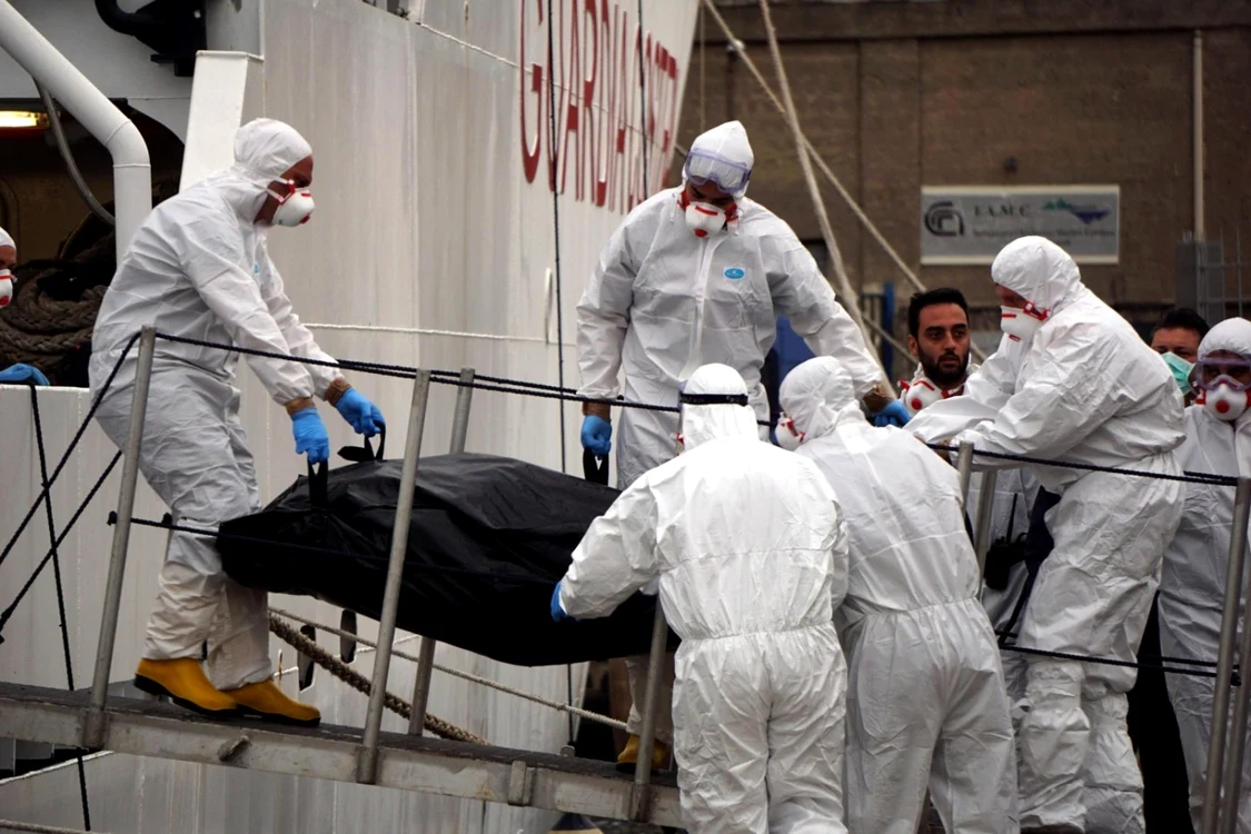 În portul Napoli a fost adus cadavrul unei tinere femei recuperat din Marea Mediterană Foto: EPA