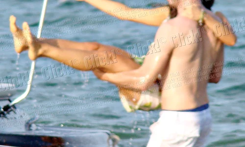 Tinerelul a  luat o şi pe  Mihaela în braţe jpeg