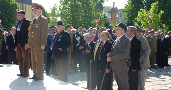 Veteranii au depus coroane şi pentru cei care nu au supravieţuit războiului FOTO Cosmin Zamfirache