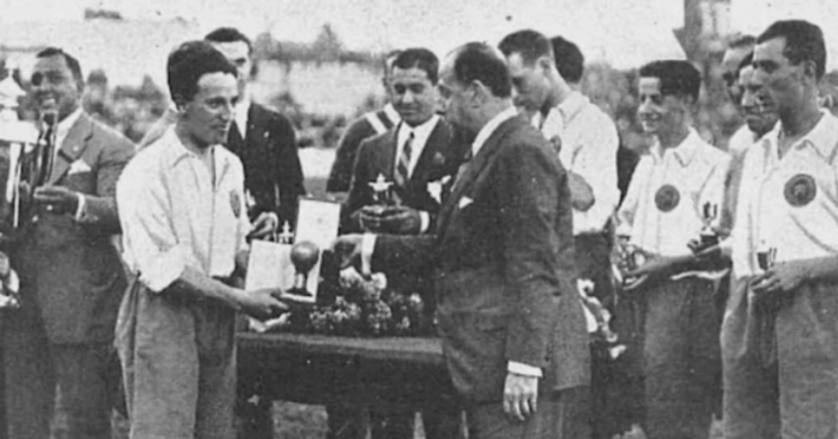 Imagine asociată subiectului: Primul Balon de Aur atribuit lui Felix Quesada în 1926 este păstrat de familia sa