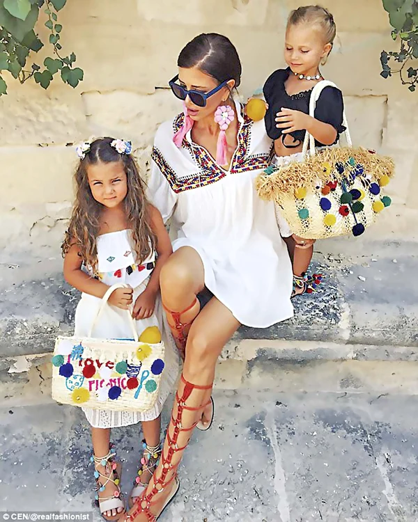 Zaklina, de 47 de ani, face furori pe străzile din Roma, în compania nepoţeilor ei