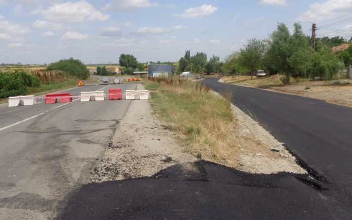 Un segment de drum paralel cu cel închis a fost realizat şi deschis circulaţiei FOTO: Alina Mitran