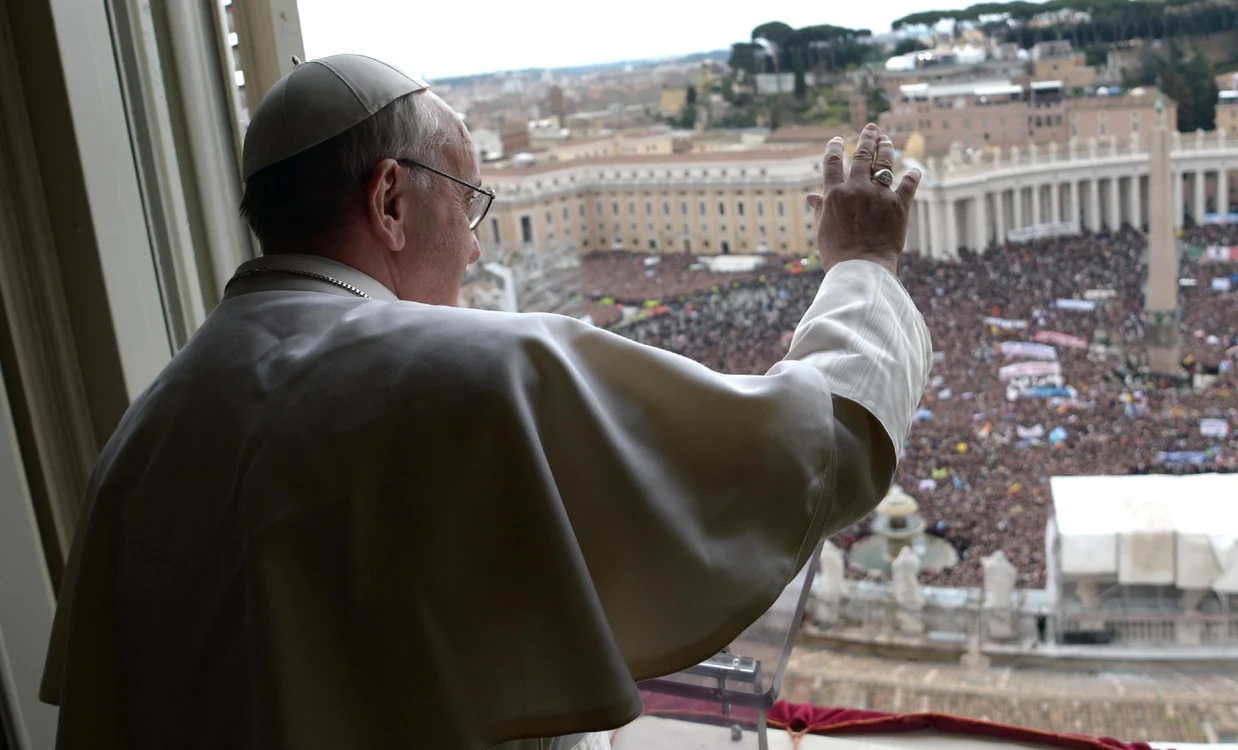 Papa Francisc încă poartă inelul său de cardinal FOTO Reuters