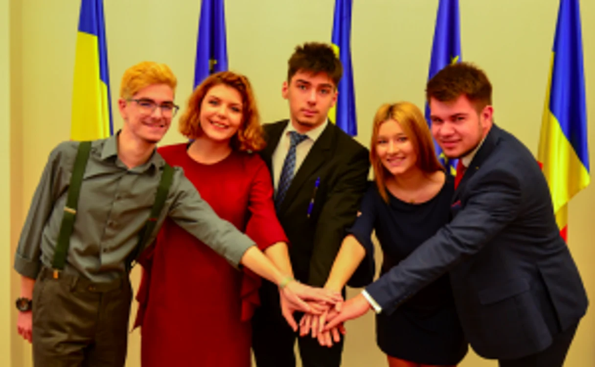 De la stînga la dreapta: Sebastian
Badea (VL), Anne-Marie Arcidiacono (Buc-IF), Andrei-Mihai Tănase (CT), Emma
Movilă (CL), Darius Filip (MM) Sursa foto AEM