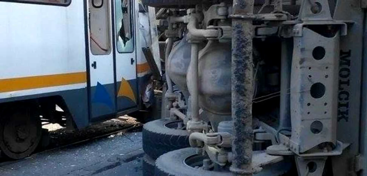 Şoferul camionului şi vatmanul au fost duşi la spital FOTO ISUBIF