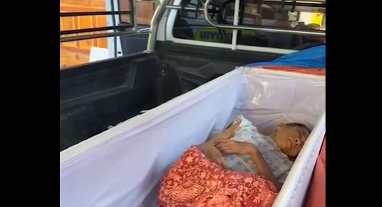 Zgomotele din interiorul unui sicriu i-au șocat pe participanții la funeraliile unei femei. Și-au dat seama că „moarta” era, de fapt, vie chiar înainte să o incinereze