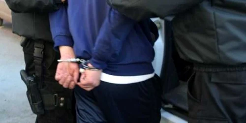 Cei trei bărbaţi au fost arestaţi de polițiști
