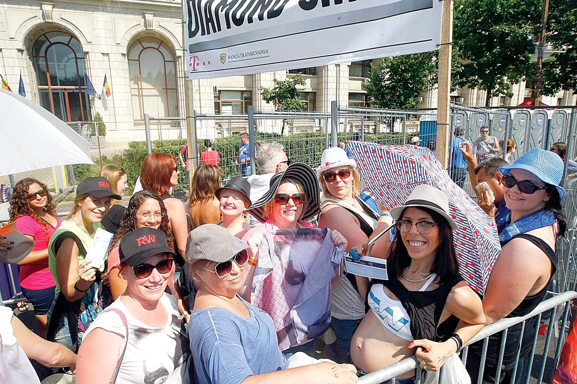 Mariya, Shiri, Daniel, Hila, din Israel, şi Sara, din Anglia, aşteaptă de joi seară să îl întâlnească pe Robbie Williams