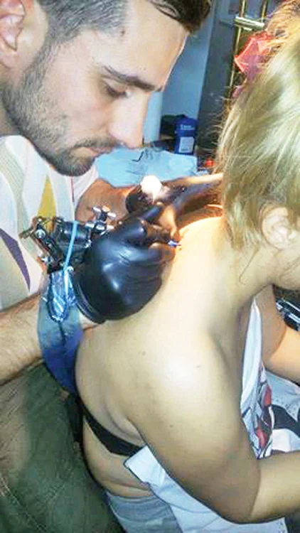 Andrei, în timpul unei  şedinţe de tatuaj