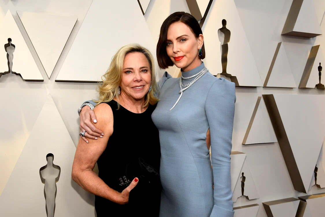 Charlize Theron a luat-o la Oscar pe mama ei. Se vede de unde a moștenit frumusețea!