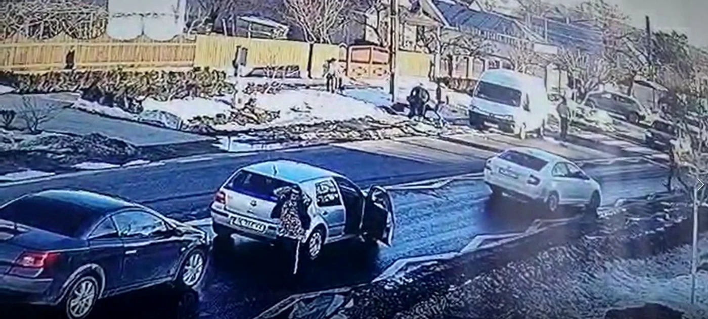 Fetițele au fost accidentate chiar pe trecerea de pietoni FOTO captură video IPJ Galați