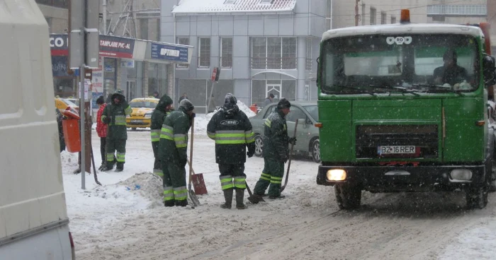 Angajaţii RER Ecologic au deszăpezit străzile oraşului