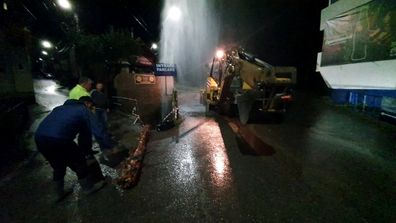 Trunchiuri mari de pomi au fost adusi de viitură până în centrul staţiunii Buşteni FOTO Facebook/Primăria Buşteni