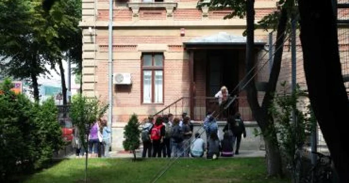 Iaşi: Două clase de la Colegiul Naţional şi-au suspendat cursurile din cauza gripei porcine