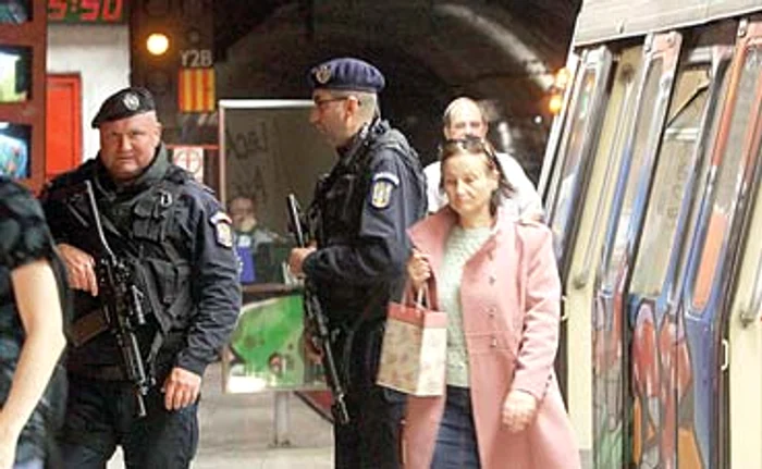 
    Jandarmii înarmaţi au urcat în metrou la staţia Griviţa  şi au coborât la Basarab unde au inspectat zonaFoto: Sever Gheorghe  
