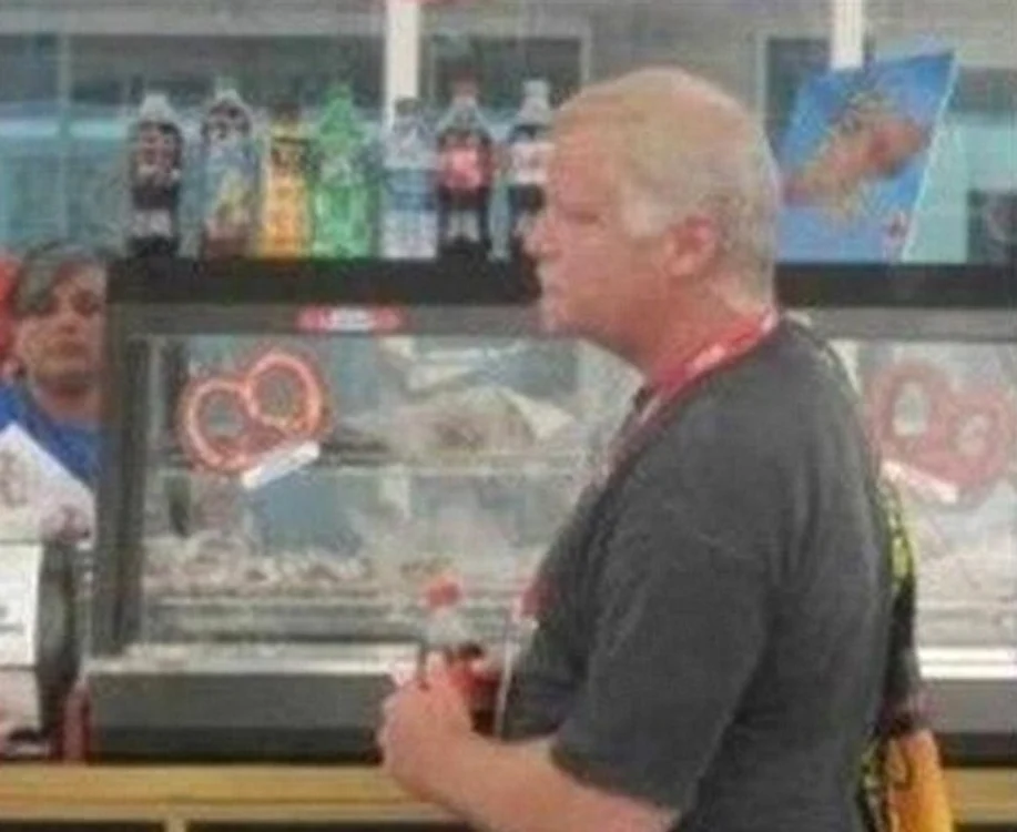 
    Această femeie pare că s-a aplecat pentru a face un lucru indecent în public acelui bărbat, dar de fapt, ei nu au nicio legăturăFoto Imgur  