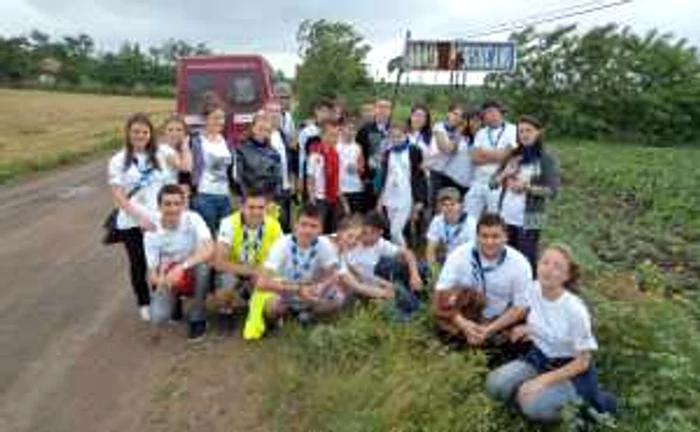 Tinerii voluntari au parcurs 30 de kilometri pe jos