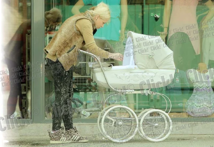 
    Connect-R nu s-a uitat la bani când i-a cumpărat fiicei sale cărucior  (Fotografii: CAPS)  