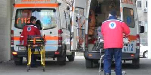 Bărbatul a fost transportat la spital de o ambulanţă SMURD. Arhivă.