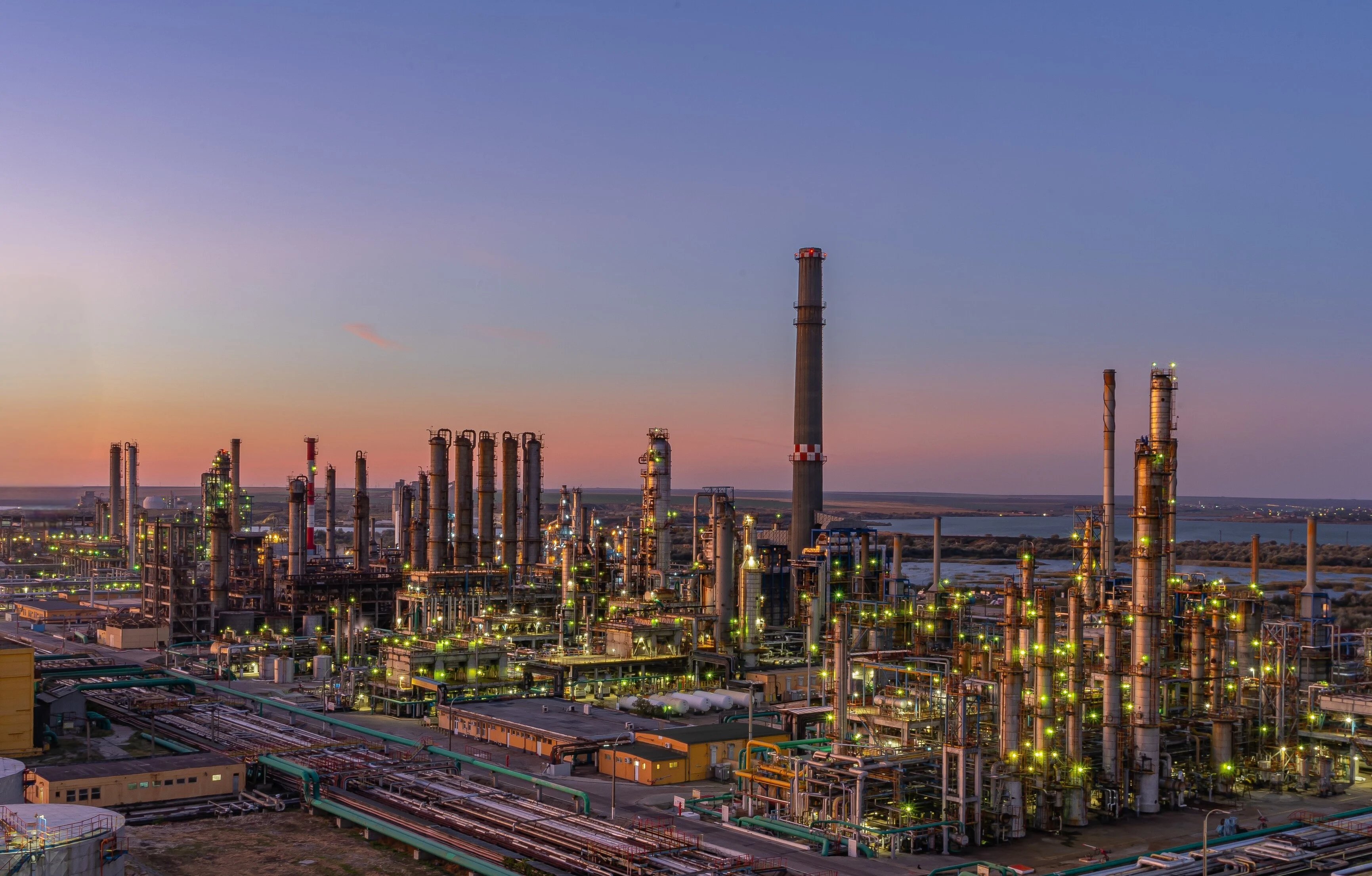 Acționarul principal al rafinăriilor Petromidia și Vega spune că nu s-a luat încă nicio decizie privind privatizarea sa