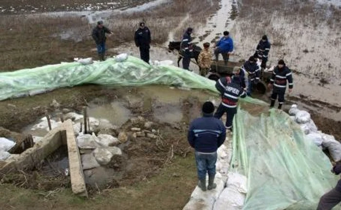 
    Pompierii şi voluntarii din Chiscani au aşezat 1.800 de saci în calea apelor  