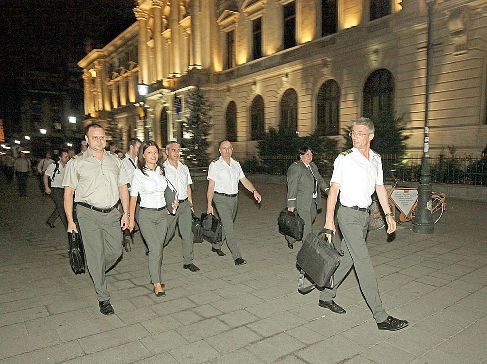 Armata de inspectori a pornit spre localuri. Fiecare om al legii ştia unde trebuie să intre