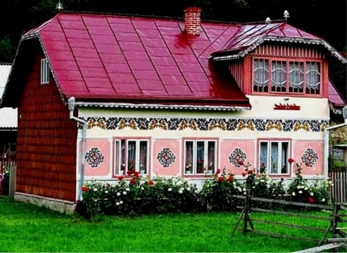 Casă din satul Ciocănești, unde tradiția este obligatorie prin lege. Foto: Facebook