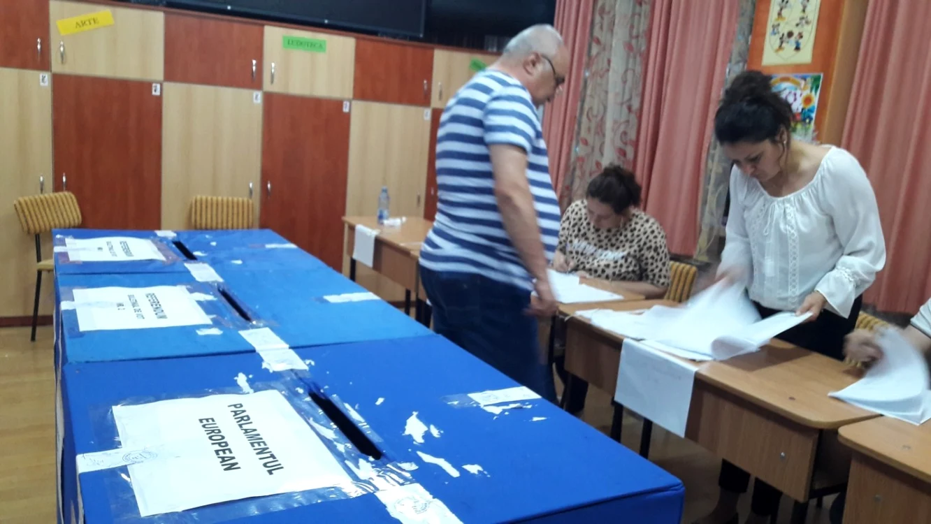 Mai mulţi membri din cadrul Secţiei de votare nr. 17 au plecat, duminică, în SJU Slatina cu urna mobilă FOTO: Alina Mitran