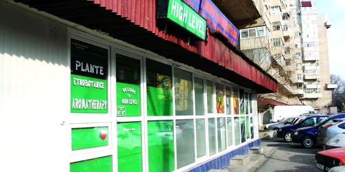 Pe strada Gării, două magazine vindeau droguri legale