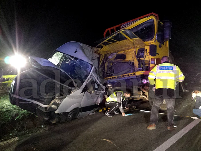 Microbuzul a fost zdrobit sub greutatea camionului