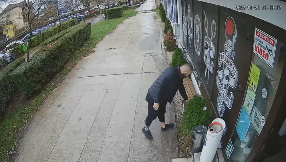 Accident sau sinucidere? Un bărbat a murit după ce a căzut de la etajul 2 al unui bloc din Târgoviște VIDEO