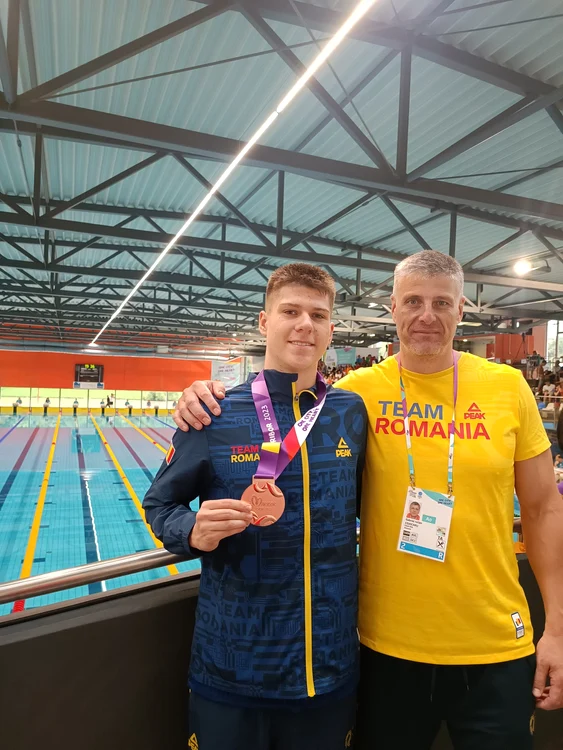 Darius Coman și antrenorul său,Gabriel Cojocaru  la marginea bazinului 