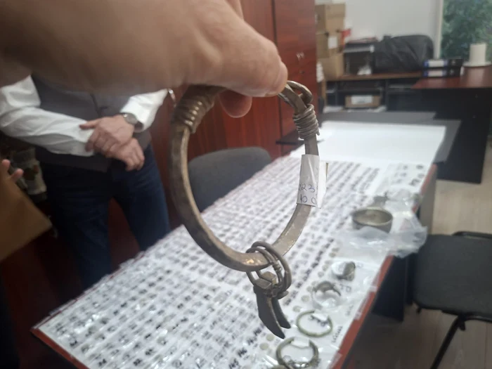 Cea mai mare dintre brățările dacice FOTO Cosmin Zamfirache