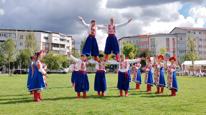 Ansamblul de copii care reprezintă comunitatea ucraineană din Botoșani FOTO: A.M.