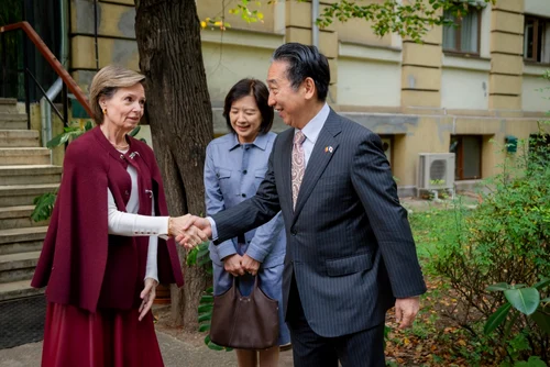Principesa Sofia la expoziția de fotografie japoneză de la Muzeul Antipa cu ambasadorul Japoniei, Takashi Katae, și soția sa, Fumiko Katae. FOTO: Alexandra Curea Gogu/Casa Majestății Sale