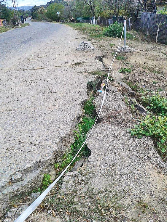 Drumul judeţean e la un pas să se surpe