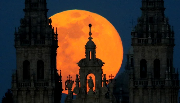 Super Luna văzută deasupra Catedralei Santiago din Santiago de Compostela FOTO EPA-EFE/ Lavandeira jr