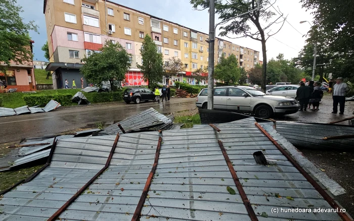 Acoperișuri smulse de vijelie în Hunedoara. Foto: Daniel Guță