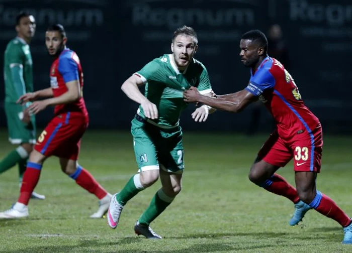 
    Cosmin Moţi, în duel cu stelistul Varela  