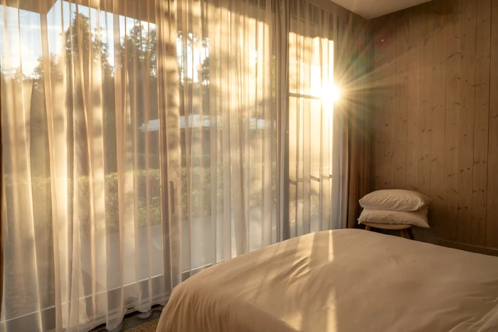 Vrei ca perdelele tale să miroasă ca într-o cameră de hotel de lux? De ce ingrediente ai nevoie