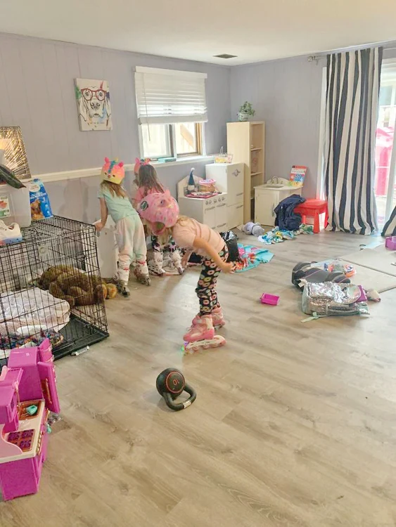 Sunt o patinatoare graţioasă şi frumoasă! Podeaua este cel mai bun patinoar!