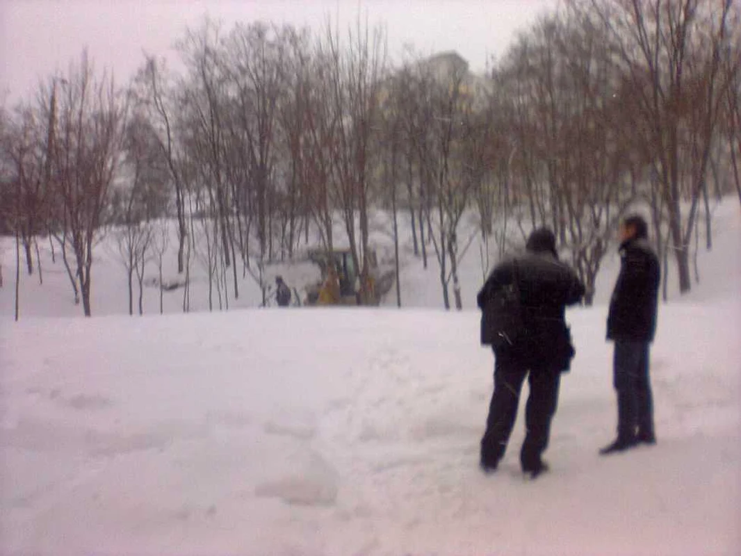Excavatorul a alunecat şi a ieşit de pe drum FOTO