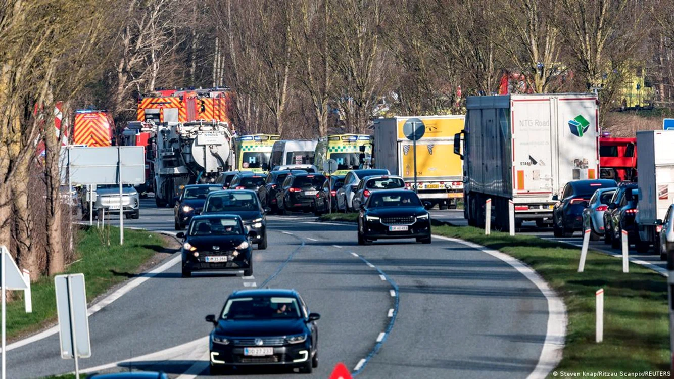 Două trenuri s-au ciocnit frontal în danemarca. Foto: Reuters 