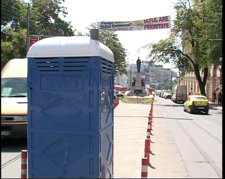 Toaleta în mijlocul străzii Foto: Facebook