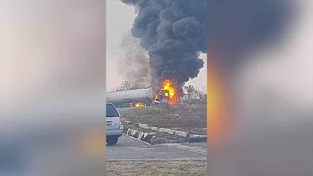 Pericol de explozie. Două cisterne s-au ciocnit violent, iar una dintre a luat foc. Tranporta gaz petrolier lichefiat. S-au emis mesaje RO-Alert 