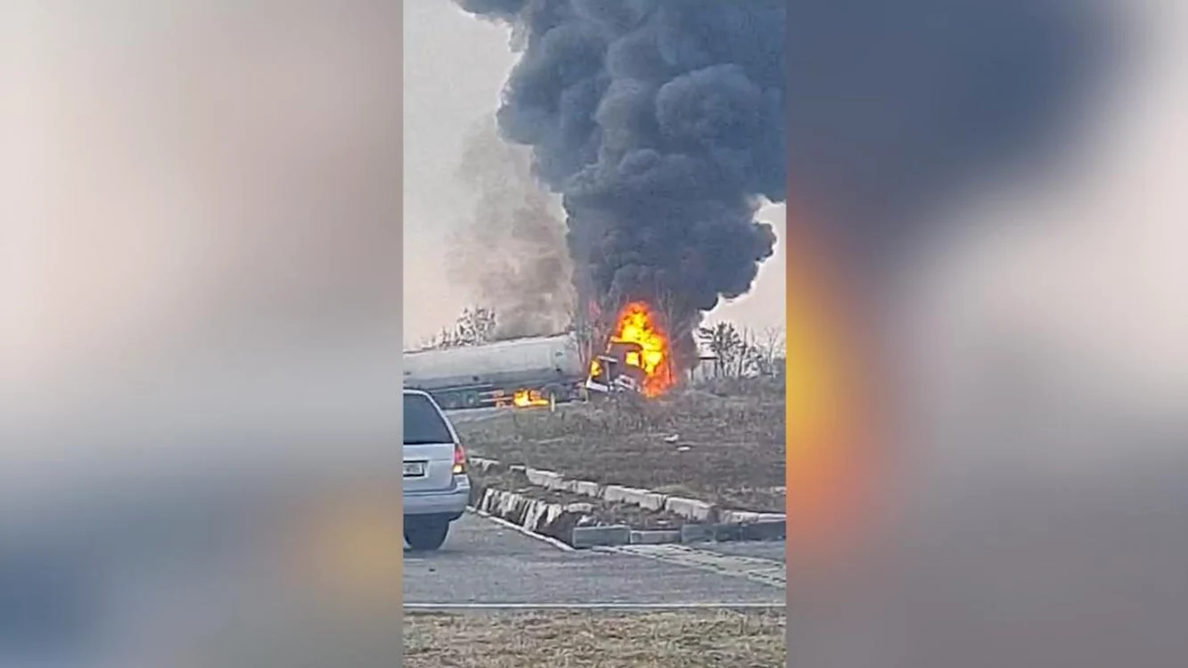 O cisternă a luat foc FOTO: Captura video