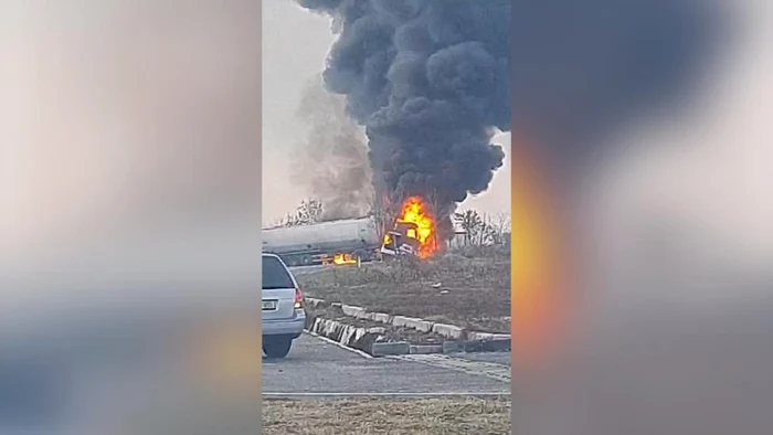 O cisternă a luat foc FOTO: Captura video